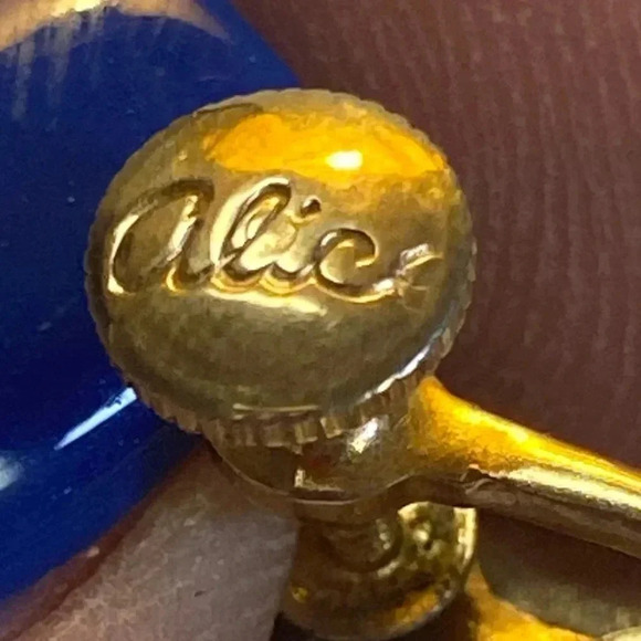 ALICE SCREW BACK EARRINGS IN GOLD - Picture 10 of 10